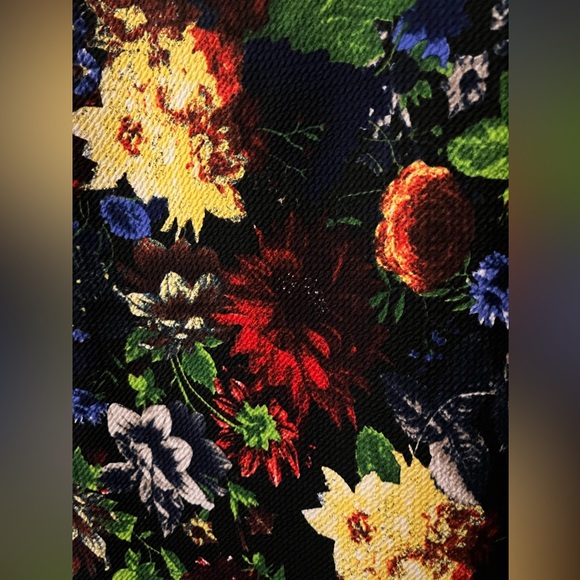 Floral form fitting dress - Picture 3 of 4